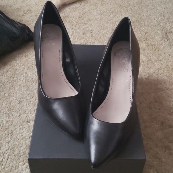 Vicent Camuto Classic Pump - Picture 1 of 3